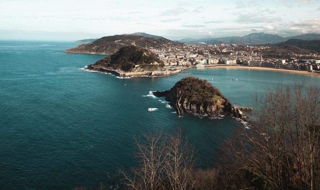 Scénický pohled na příměstské město San Sebastian
