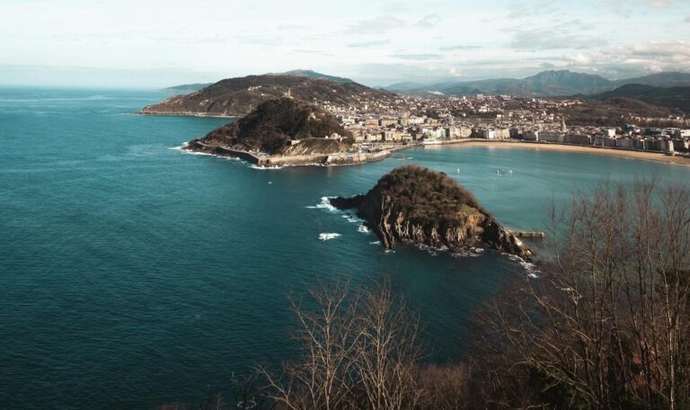 Scénický pohled na příměstské město San Sebastian
